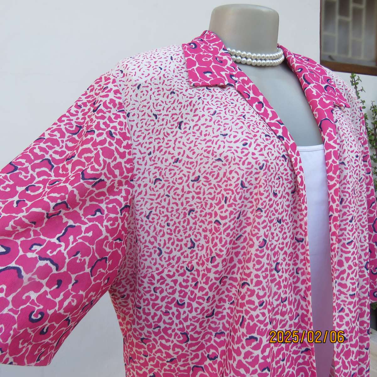 High quality KENLEY vintage open short sleeve top size 44. White with pink-navy unique patterns.