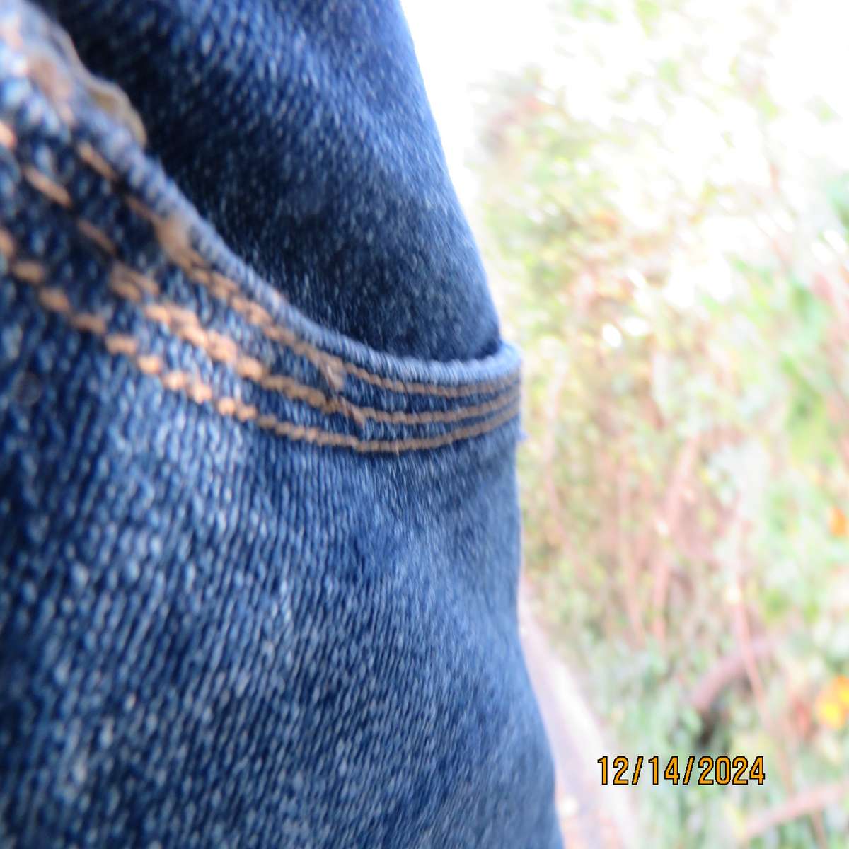 Blue denim jean skirt in size 34. In polycotton stretch. Pockets back/front. Pleat on front.Good con