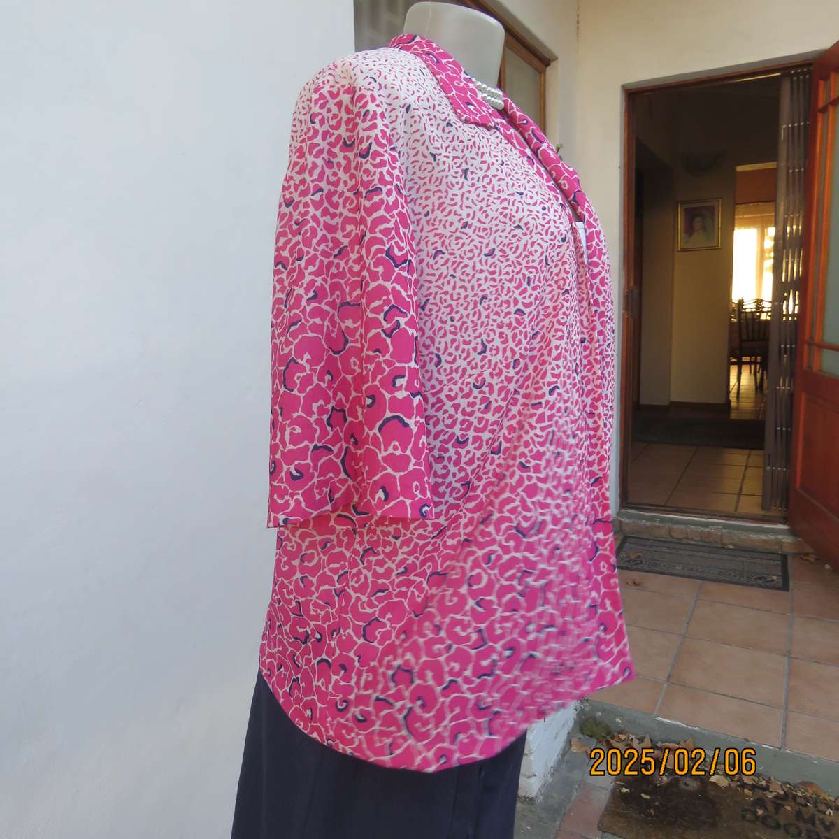 High quality KENLEY vintage open short sleeve top size 44. White with pink-navy unique patterns.