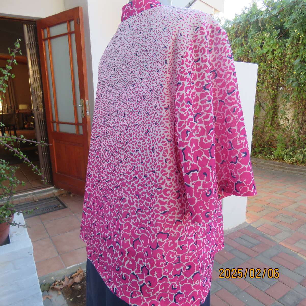 High quality KENLEY vintage open short sleeve top size 44. White with pink-navy unique patterns.