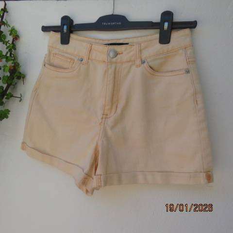 Soft peach colour jean shorts in cotton stretch with back-front pockets. Size 32