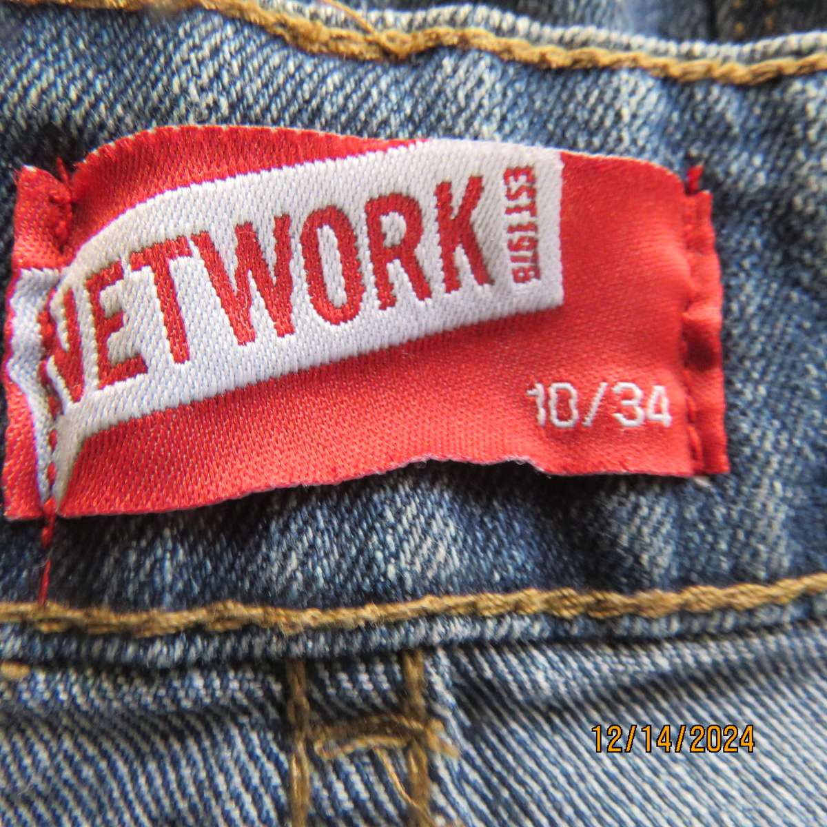 Blue denim jean skirt in size 34. In polycotton stretch. Pockets back/front. Pleat on front.Good con