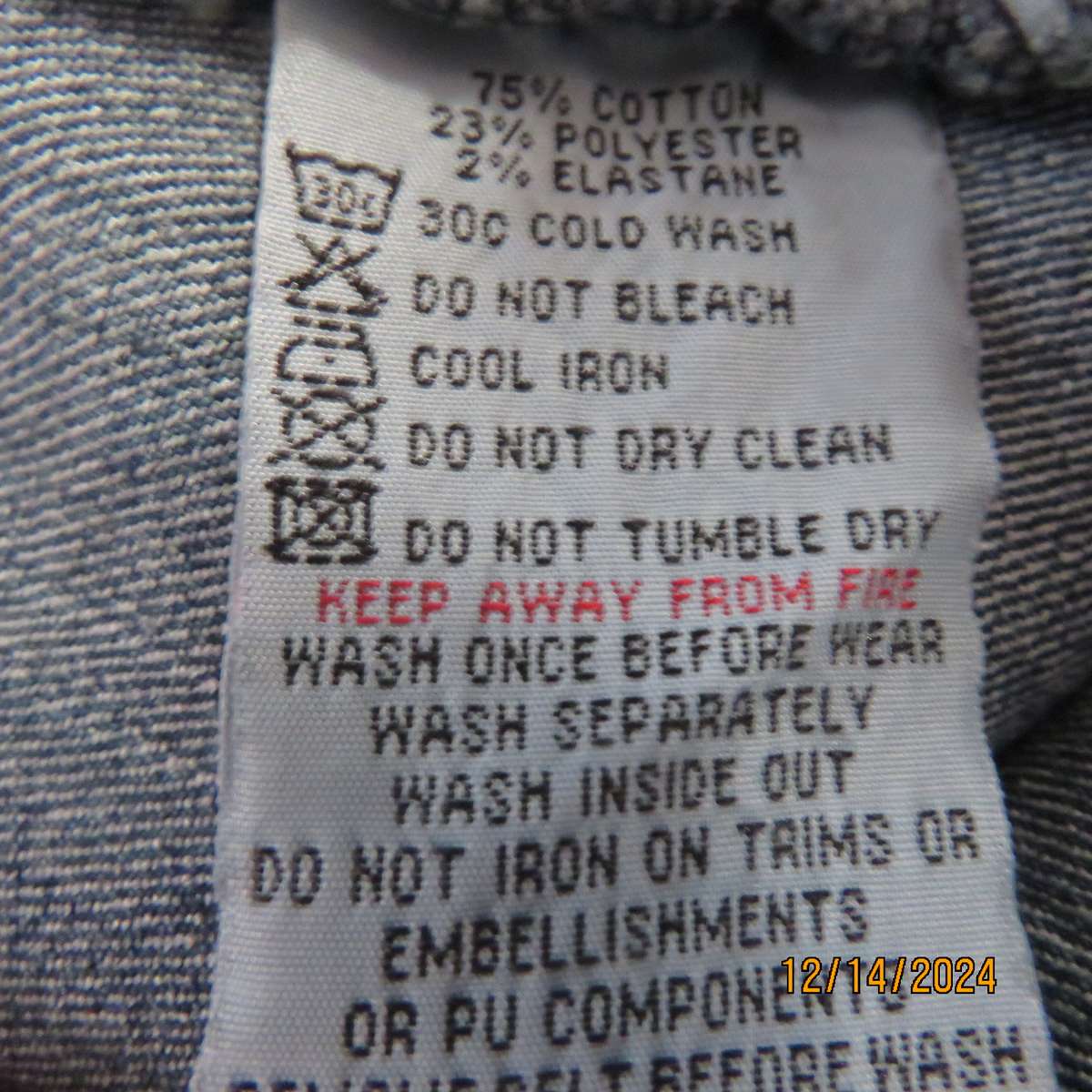 Blue denim jean skirt in size 34. In polycotton stretch. Pockets back/front. Pleat on front.Good con