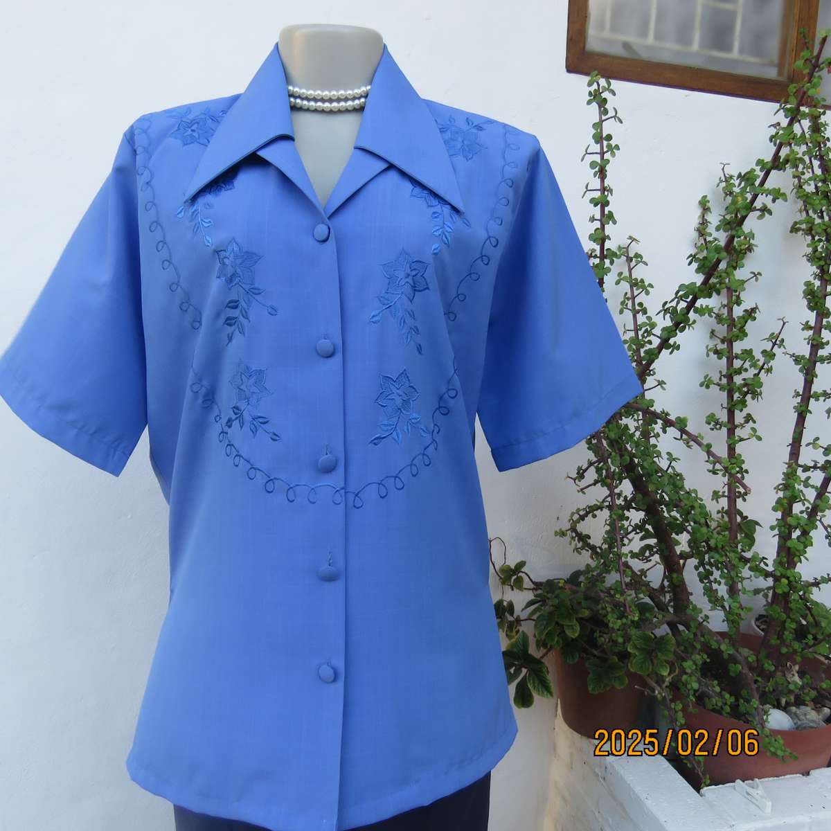 Fabulous true blue richly embroidered short sleeve polycotton top. Size 40-42. Double collar. As new