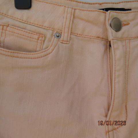 Soft peach colour jean shorts in cotton stretch with back-front pockets. Size 32