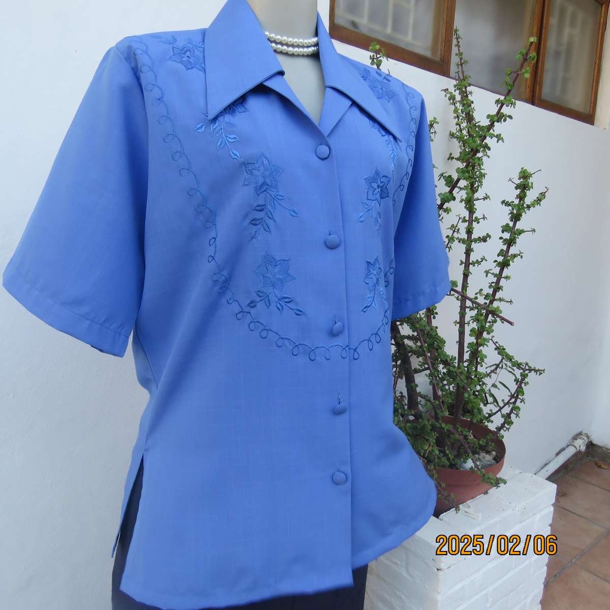 Fabulous true blue richly embroidered short sleeve polycotton top. Size 40-42. Double collar. As new