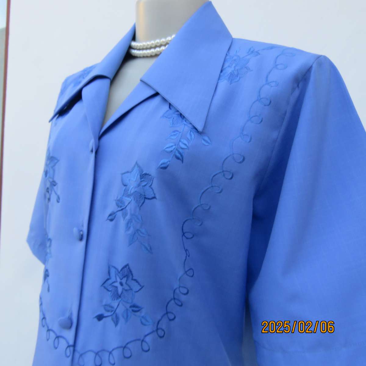 Fabulous true blue richly embroidered short sleeve polycotton top. Size 40-42. Double collar. As new