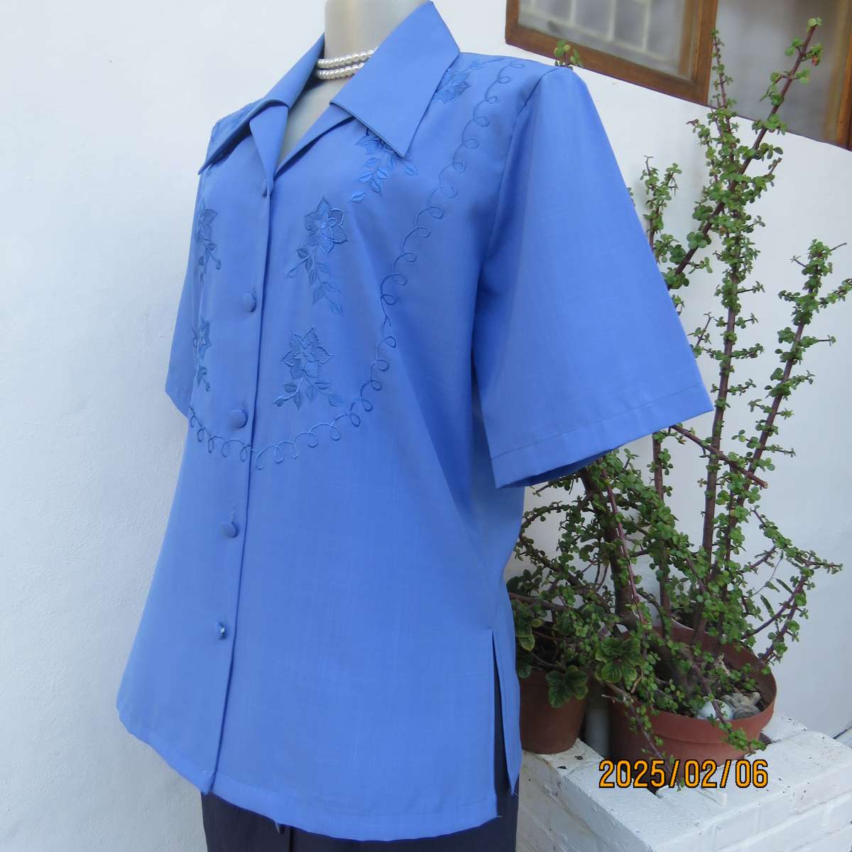 Fabulous true blue richly embroidered short sleeve polycotton top. Size 40-42. Double collar. As new