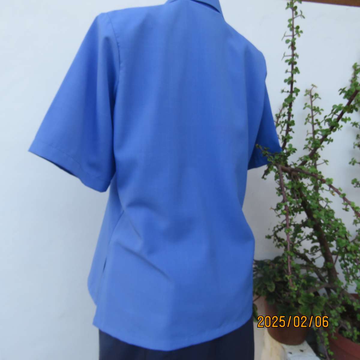 Fabulous true blue richly embroidered short sleeve polycotton top. Size 40-42. Double collar. As new