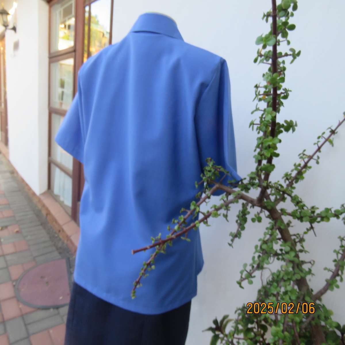 Fabulous true blue richly embroidered short sleeve polycotton top. Size 40-42. Double collar. As new