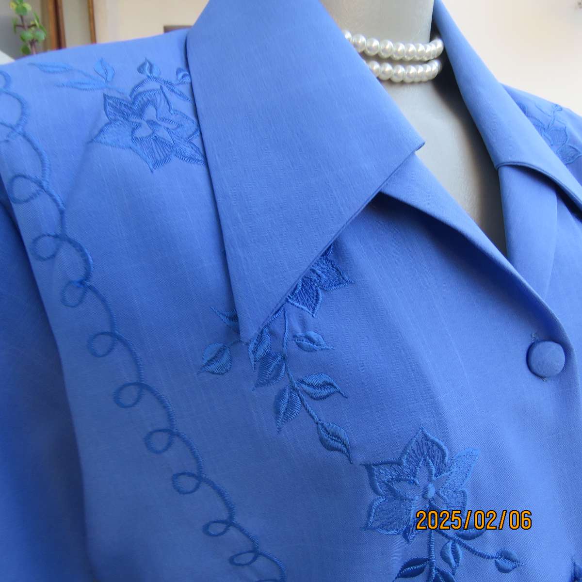 Fabulous true blue richly embroidered short sleeve polycotton top. Size 40-42. Double collar. As new