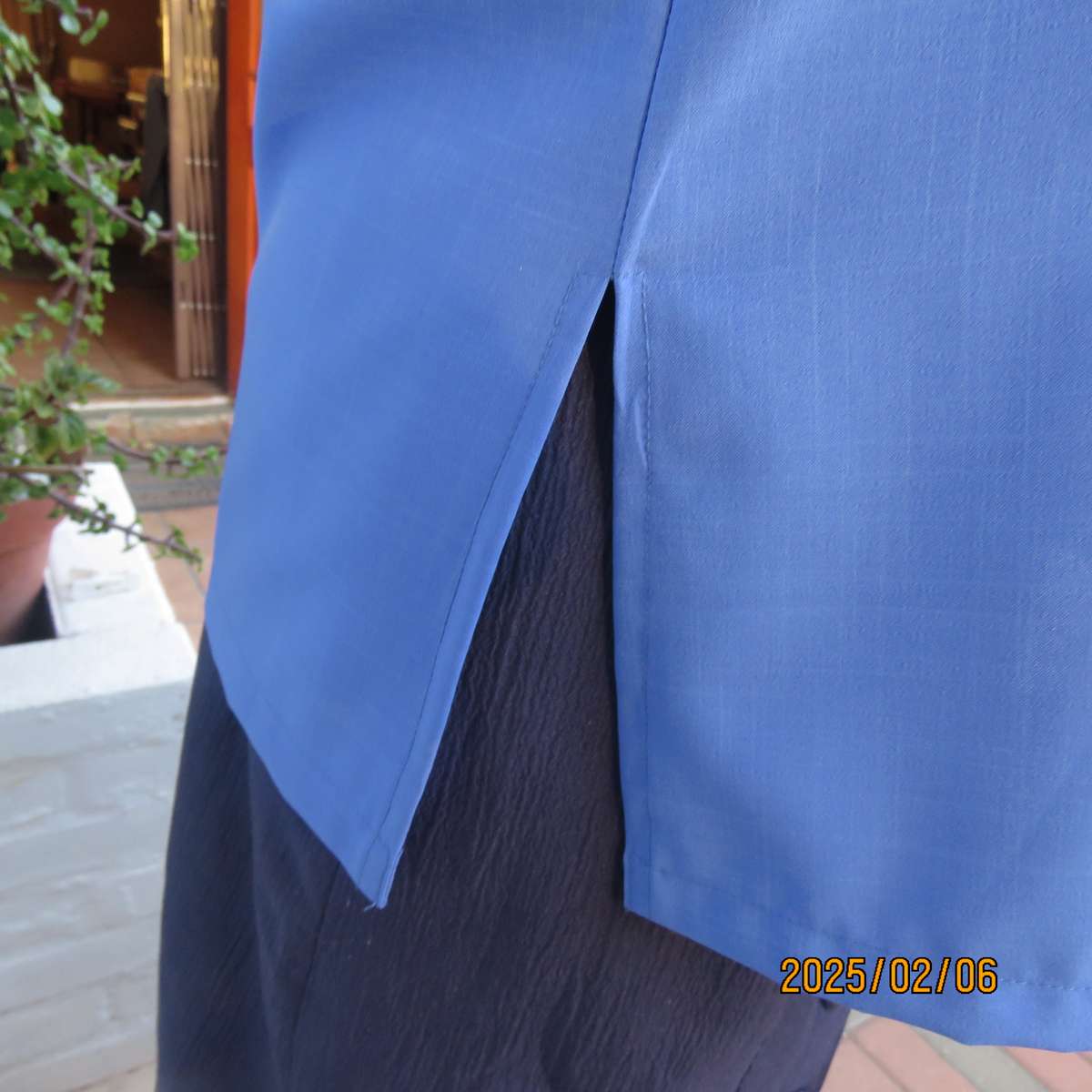 Fabulous true blue richly embroidered short sleeve polycotton top. Size 40-42. Double collar. As new