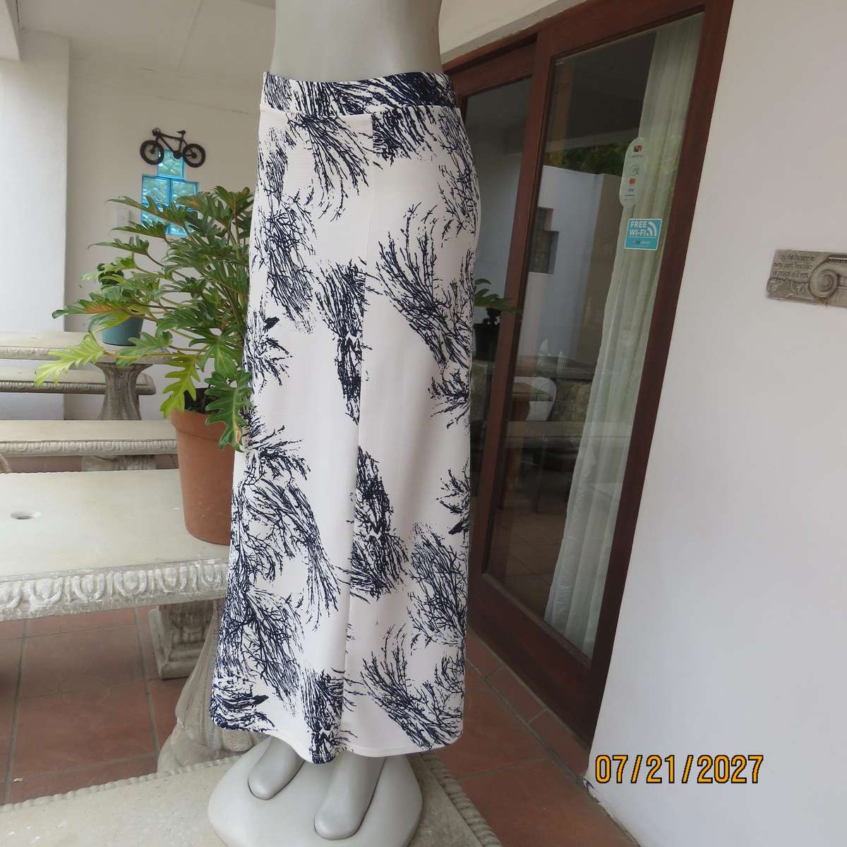 SPIDER SHOP maxi paneled A-line white textured stretch polyester-black branch print skirt. Size 34