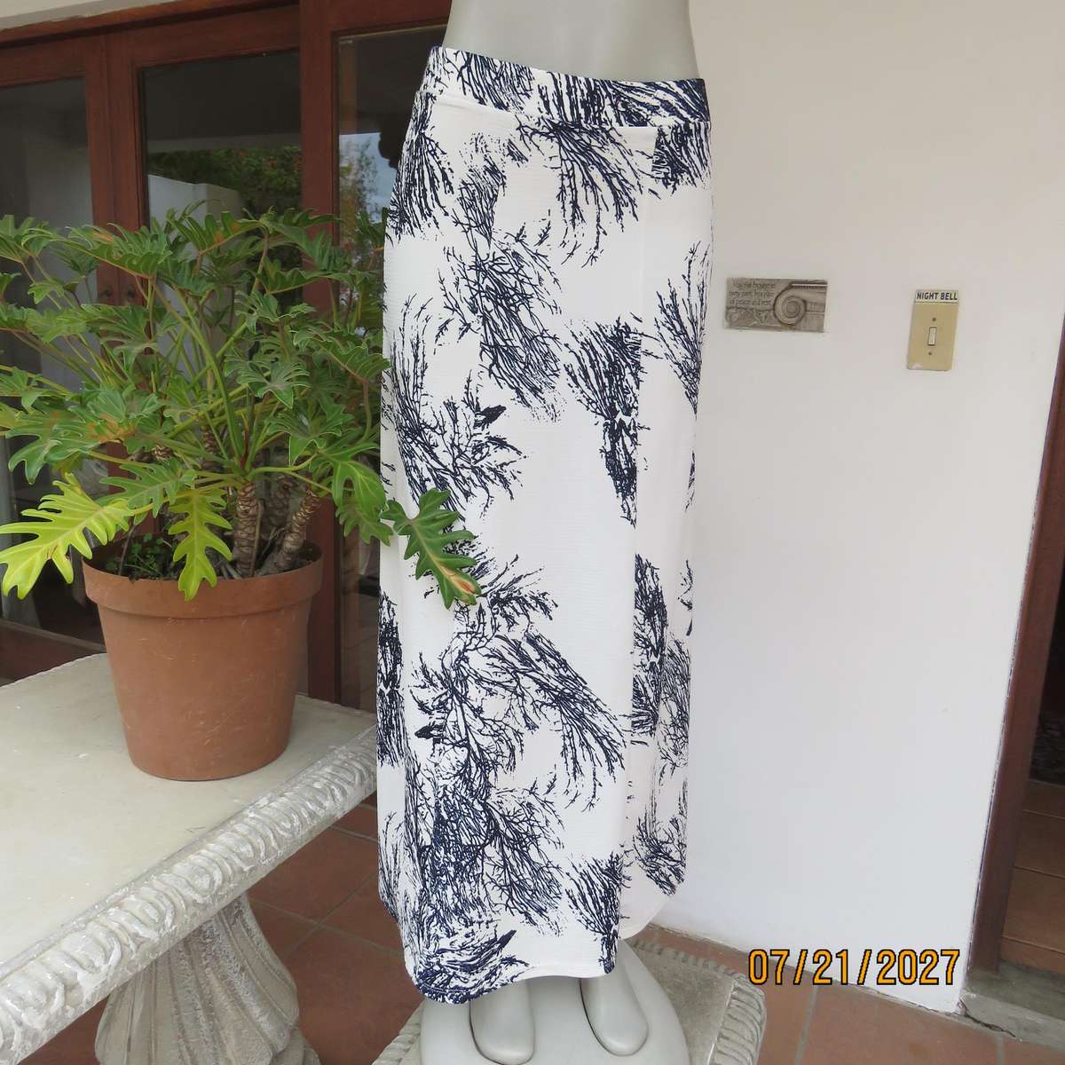 SPIDER SHOP maxi paneled A-line white textured stretch polyester-black branch print skirt. Size 34