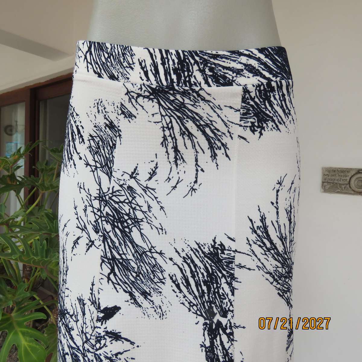 SPIDER SHOP maxi paneled A-line white textured stretch polyester-black branch print skirt. Size 34