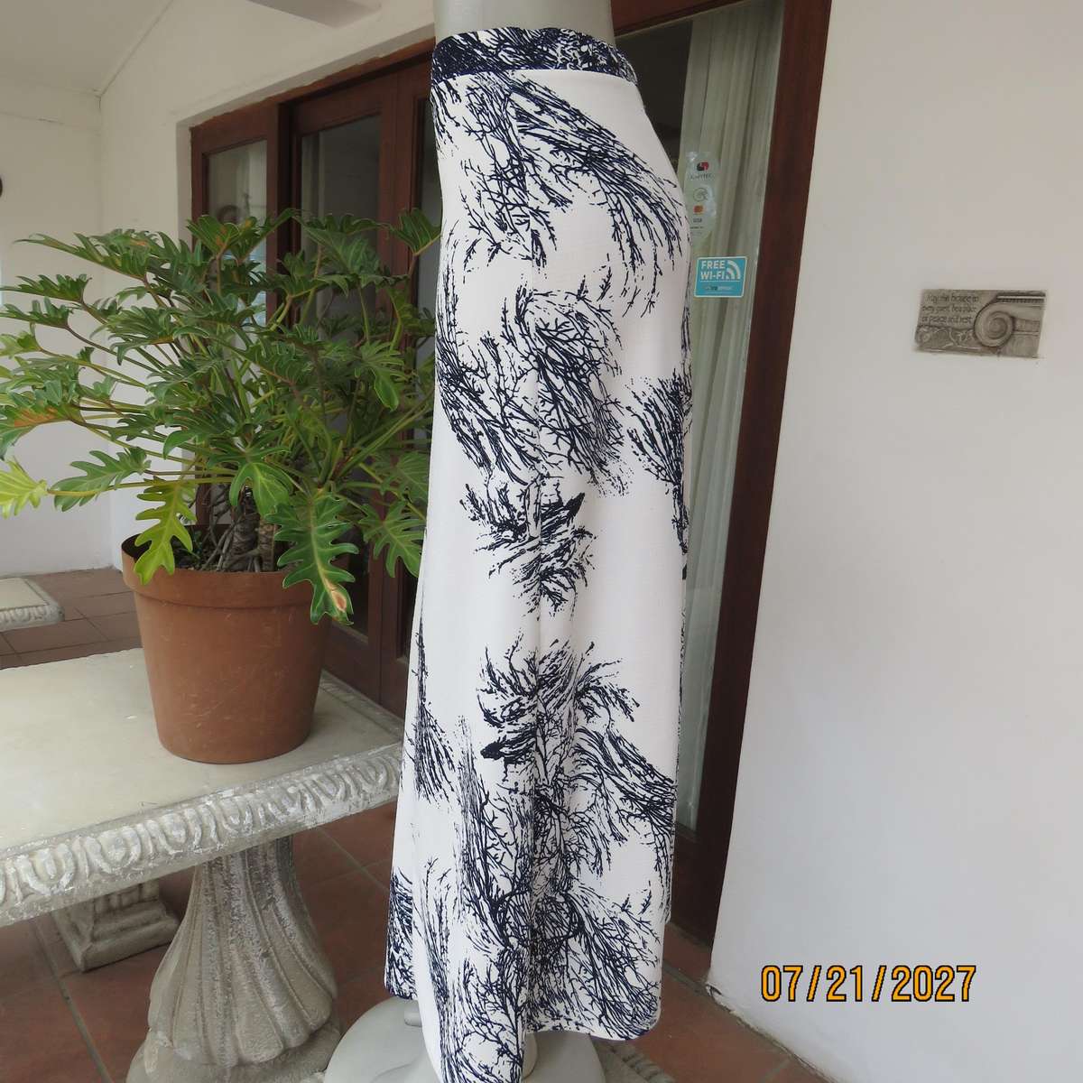 SPIDER SHOP maxi paneled A-line white textured stretch polyester-black branch print skirt. Size 34