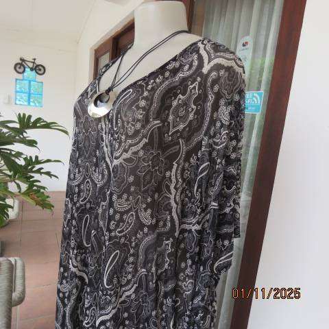WOOLWORTHS black-white baroque printed sheer stretch slip over dress. Size 38-44