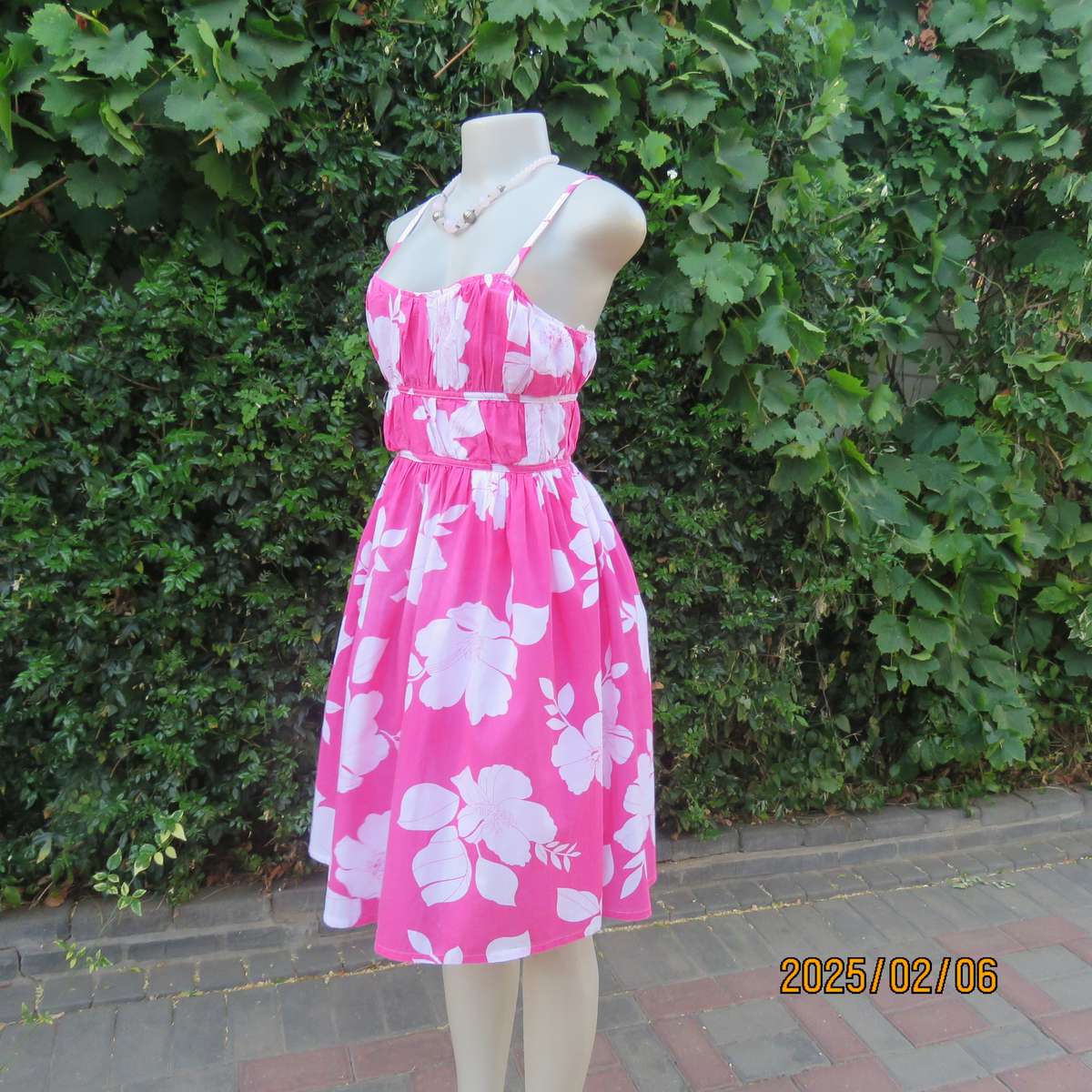 Pretty summer pink-white floral cotton strappy dress. Lined. By VICTORIA BERKHAM.Size 34.Used.