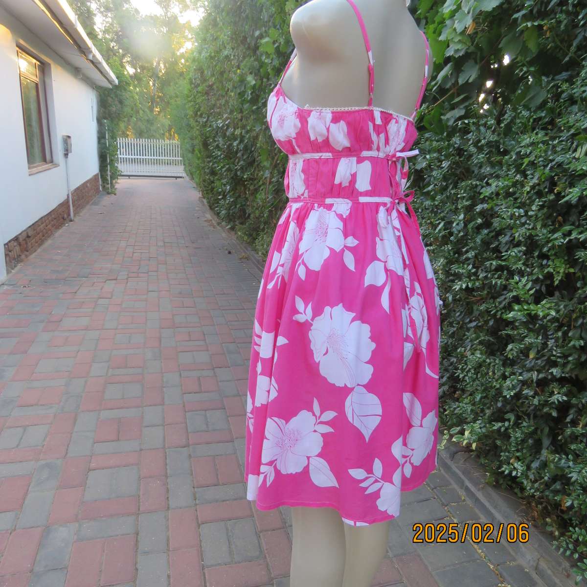 Pretty summer pink-white floral cotton strappy dress. Lined. By VICTORIA BERKHAM.Size 34.Used.