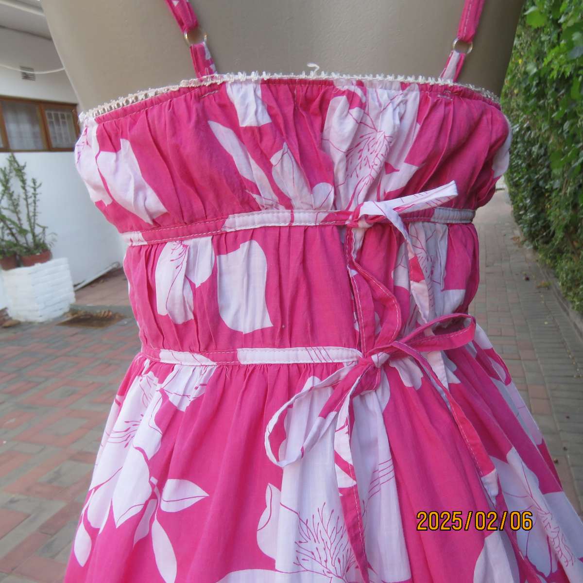 Pretty summer pink-white floral cotton strappy dress. Lined. By VICTORIA BERKHAM.Size 34.Used.