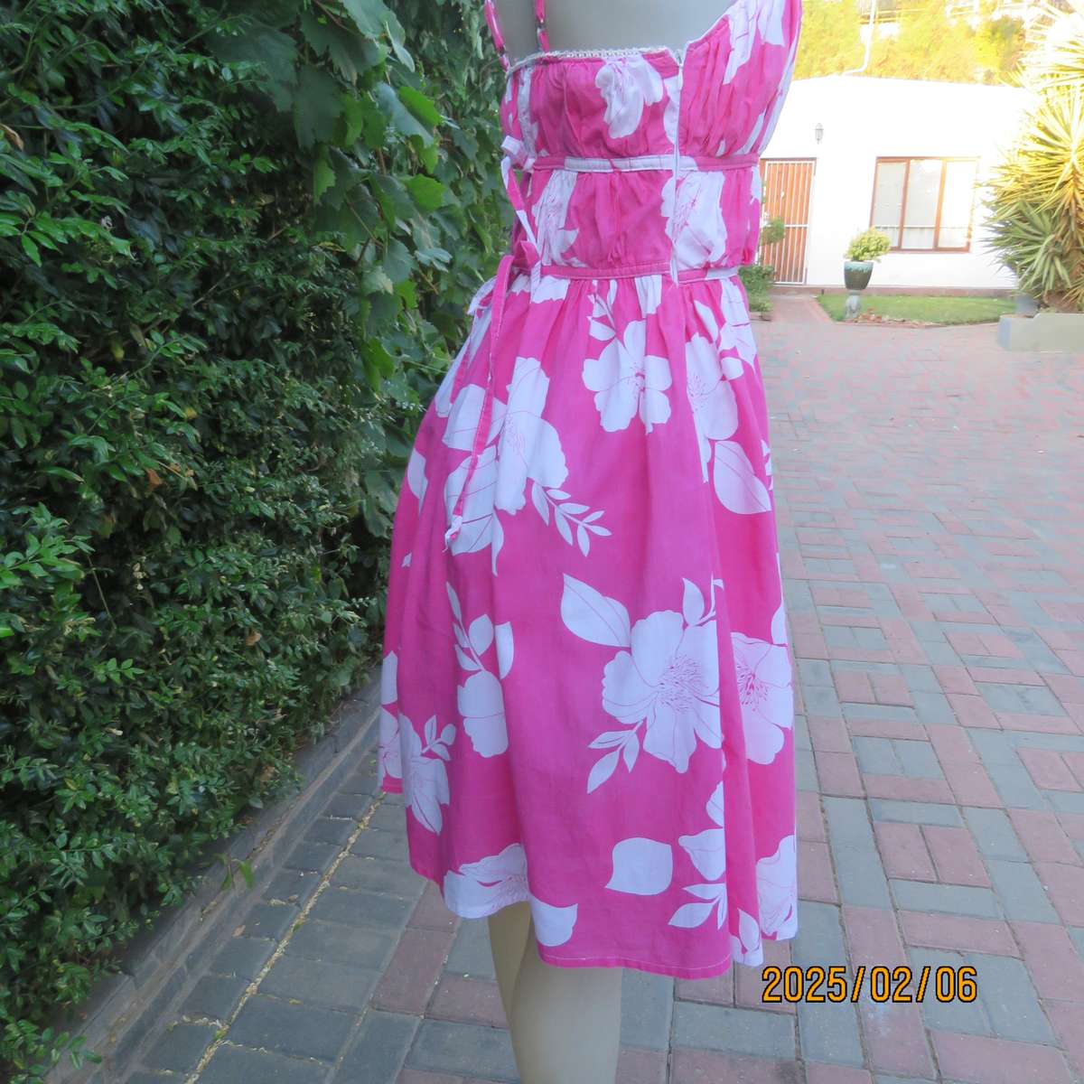 Pretty summer pink-white floral cotton strappy dress. Lined. By VICTORIA BERKHAM.Size 34.Used.