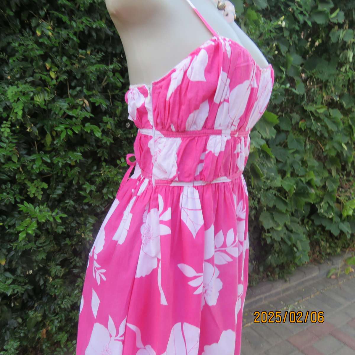 Pretty summer pink-white floral cotton strappy dress. Lined. By VICTORIA BERKHAM.Size 34.Used.