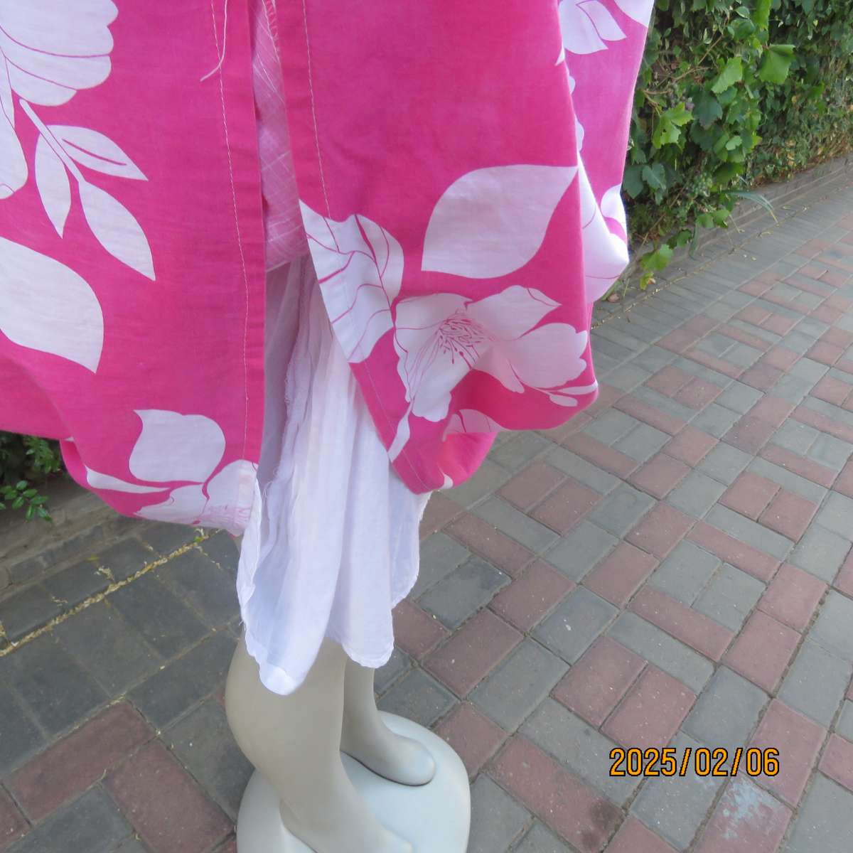 Pretty summer pink-white floral cotton strappy dress. Lined. By VICTORIA BERKHAM.Size 34.Used.
