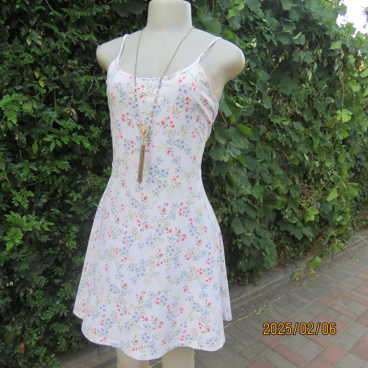 Cool FACTORI mini cotton stretch strappy dress. With dainty floral pattern. Size 36. Good condition.