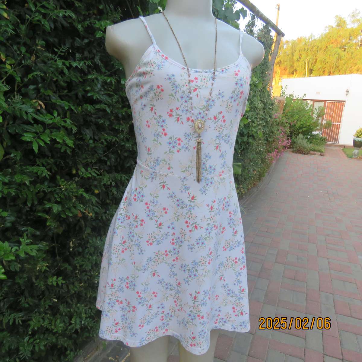 Cool FACTORI mini cotton stretch strappy dress. With dainty floral pattern. Size 36. Good condition.
