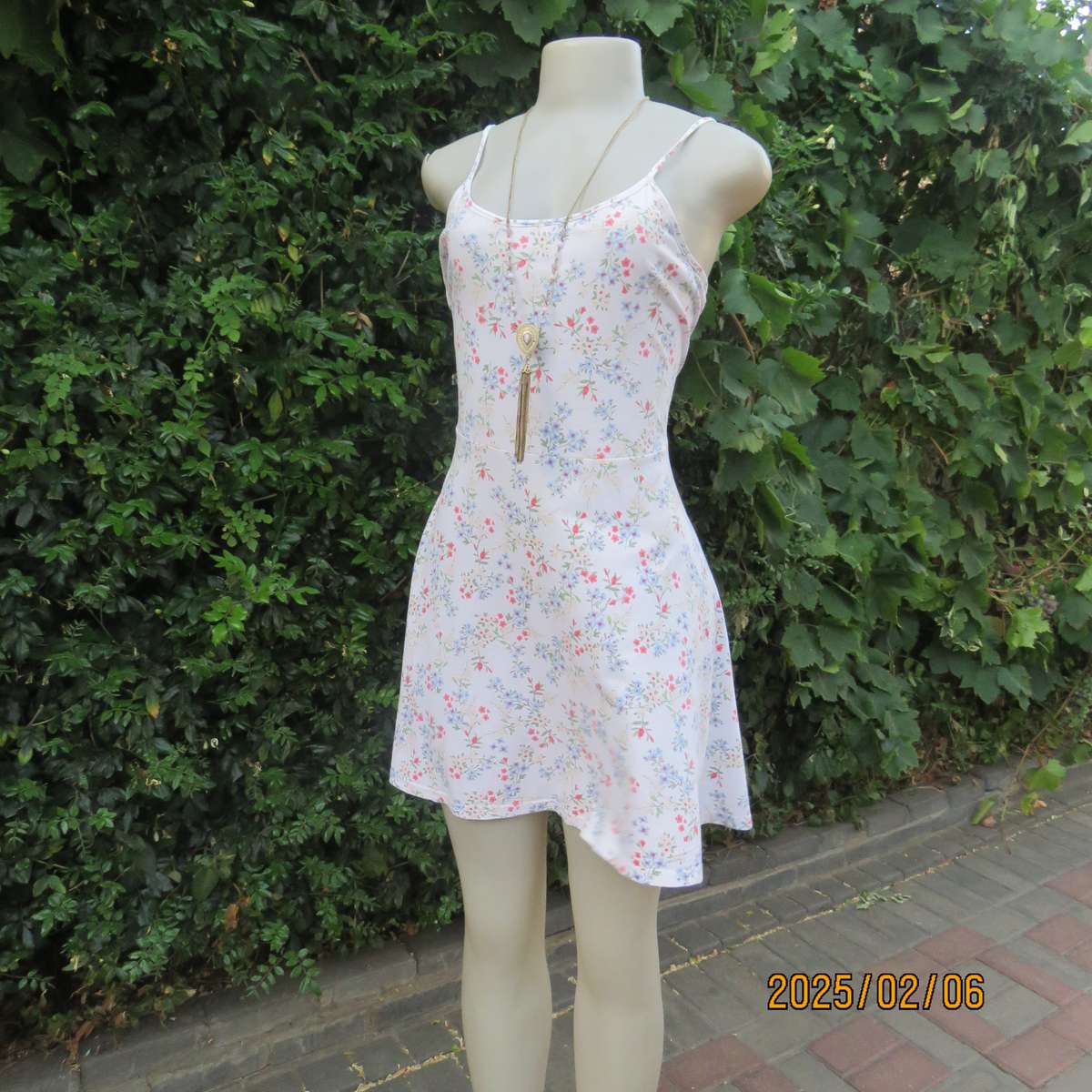 Cool FACTORI mini cotton stretch strappy dress. With dainty floral pattern. Size 36. Good condition.