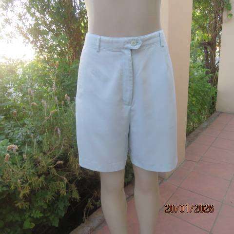 CUTTER & BUCK aqua colour dress shorts in poly-rayon. Two front slit pockets. Size 38