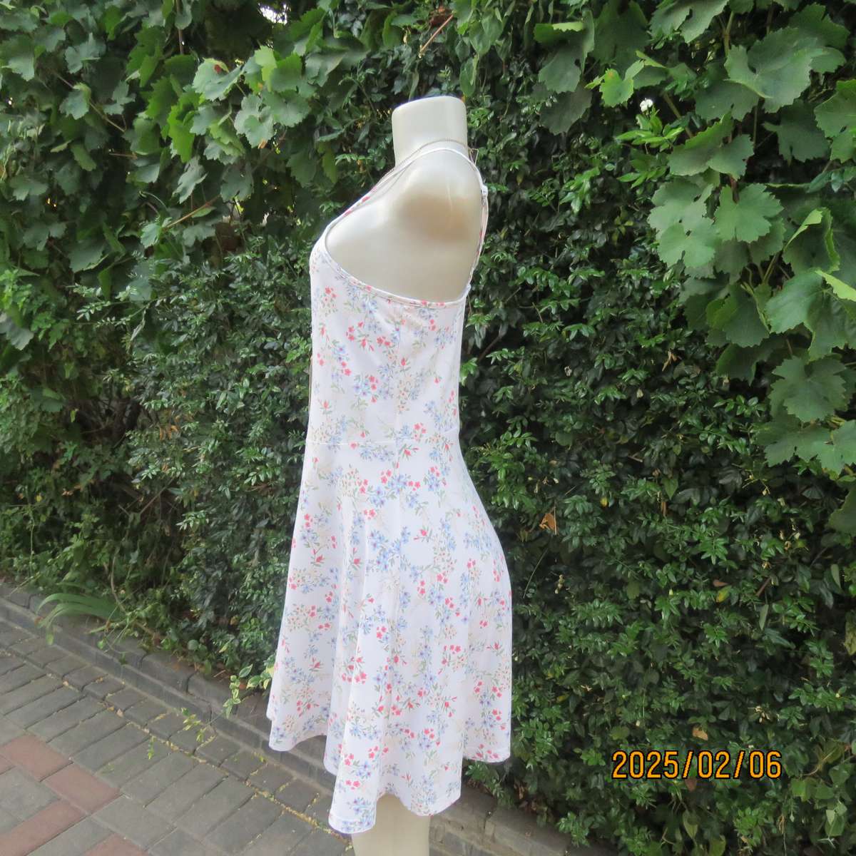 Cool FACTORI mini cotton stretch strappy dress. With dainty floral pattern. Size 36. Good condition.
