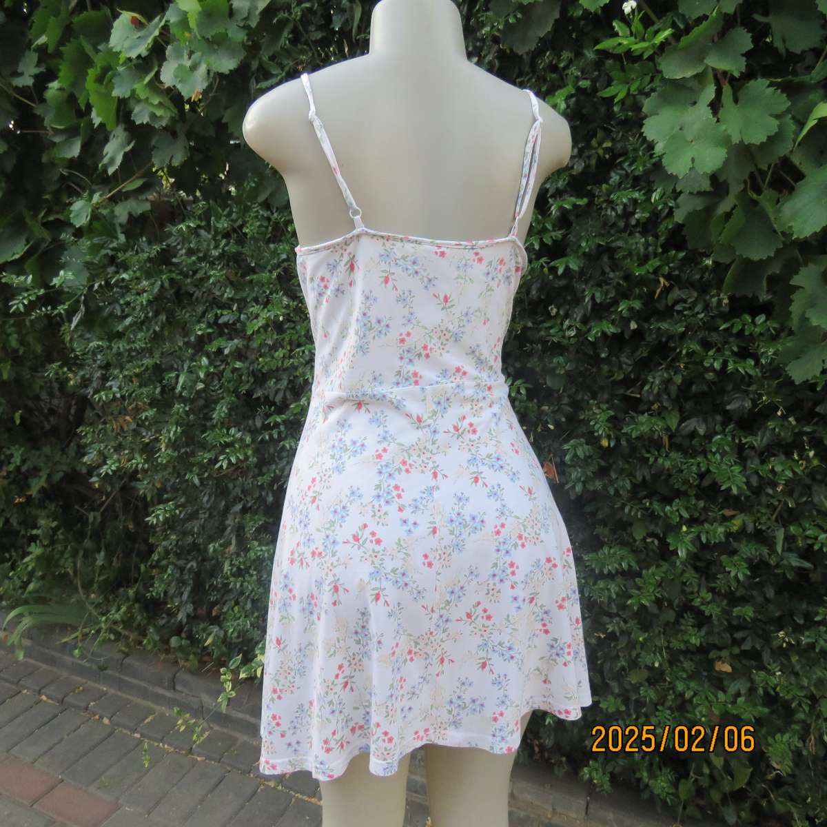 Cool FACTORI mini cotton stretch strappy dress. With dainty floral pattern. Size 36. Good condition.