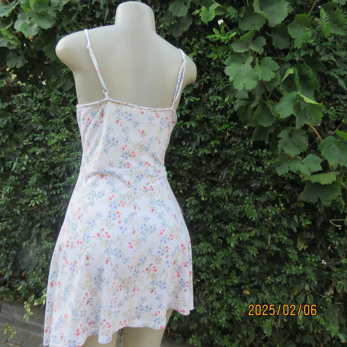 Cool FACTORI mini cotton stretch strappy dress. With dainty floral pattern. Size 36. Good condition.
