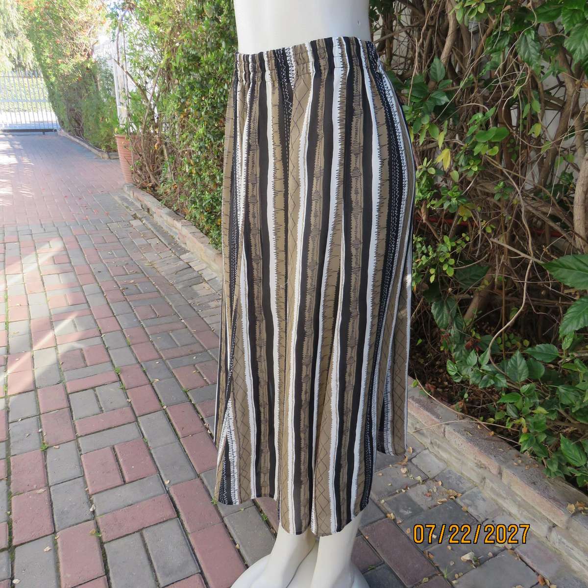 LARGELY FEMININE 2 pc polyester A-line skirt and long sleeve top outfit. Vertical striped. Size 42