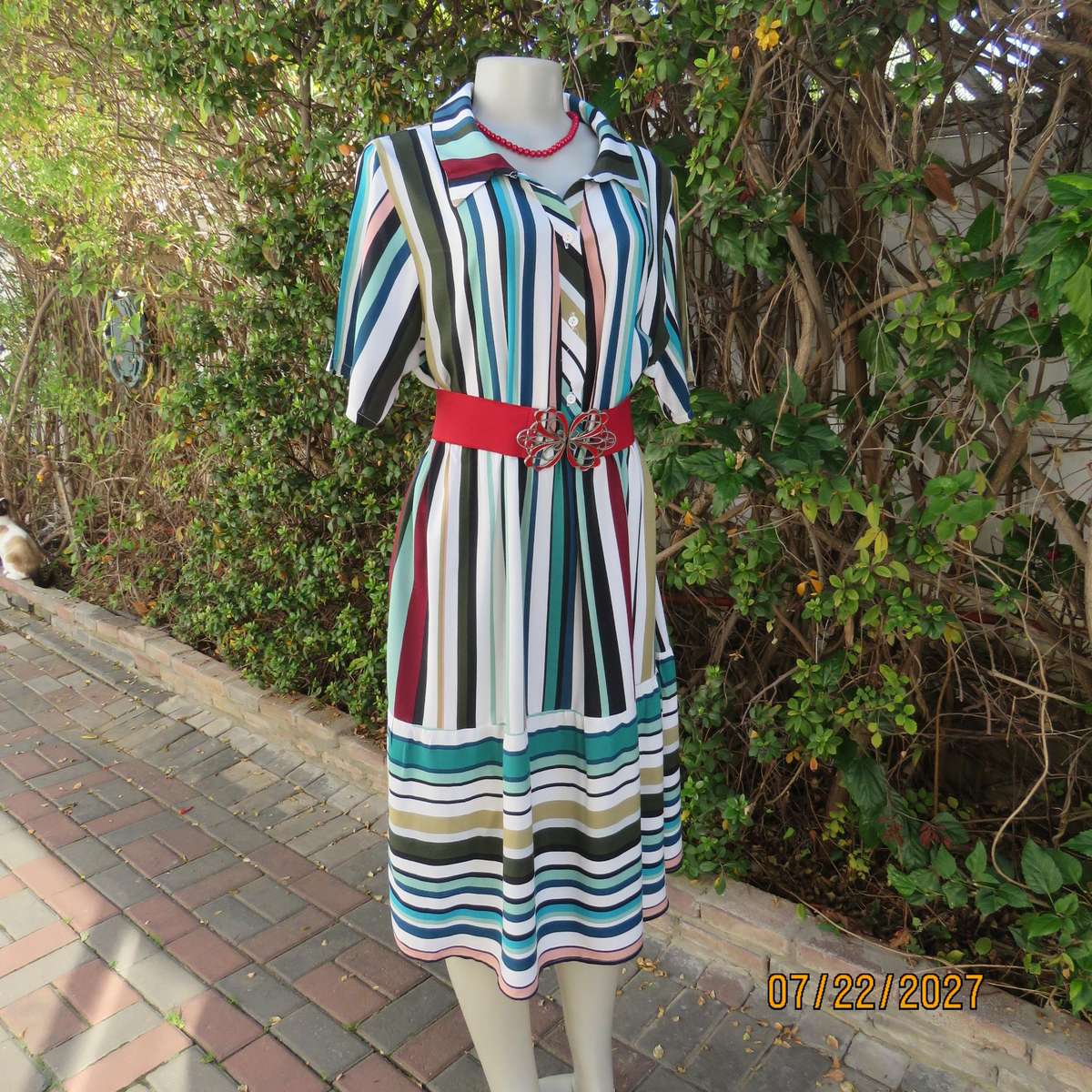 Vertical striped sheath dress in attractive colours. Four button opening. 100% viscose. Size 40