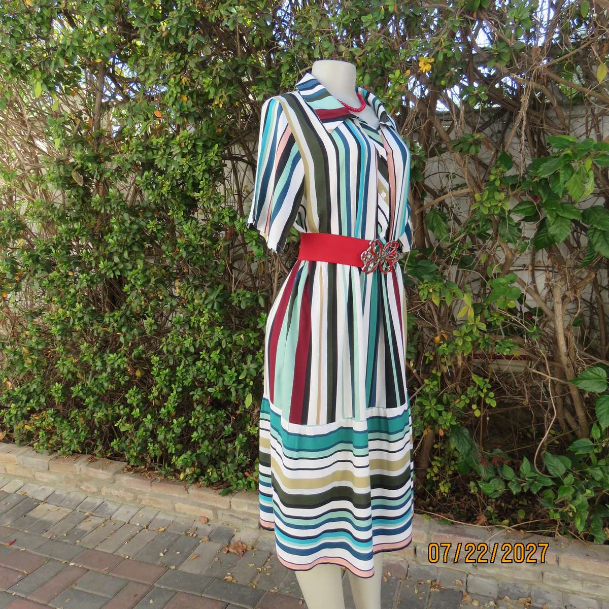 Vertical striped sheath dress in attractive colours. Four button opening. 100% viscose. Size 40