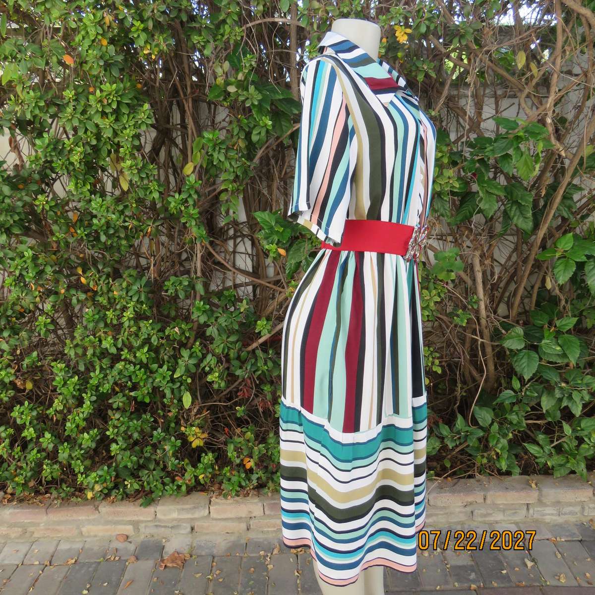 Vertical striped sheath dress in attractive colours. Four button opening. 100% viscose. Size 40