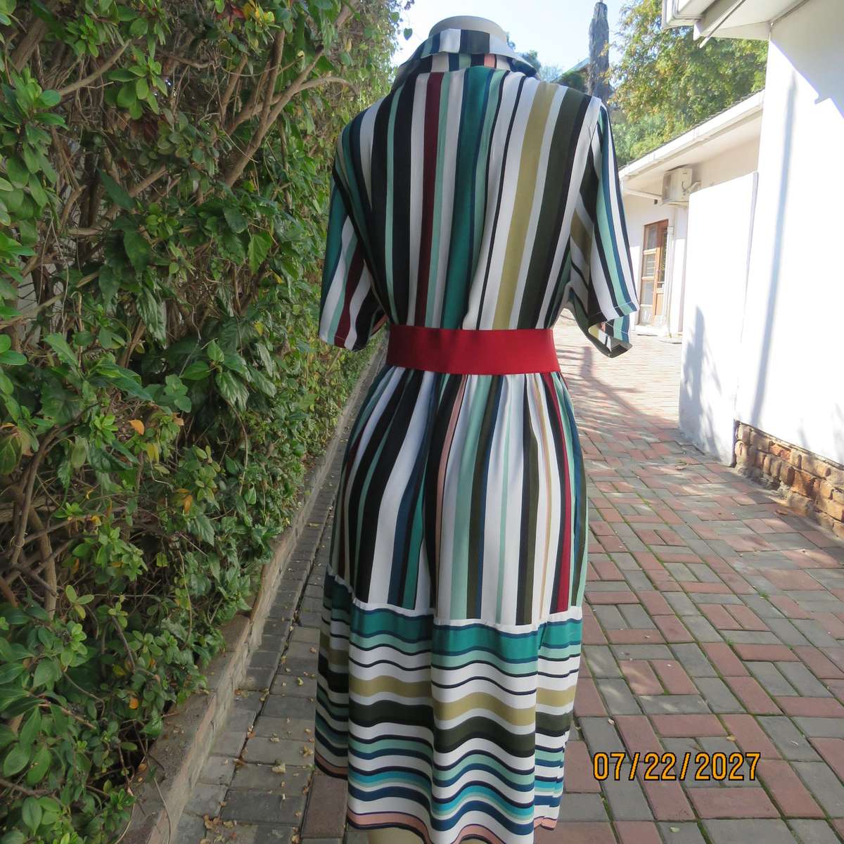 Vertical striped sheath dress in attractive colours. Four button opening. 100% viscose. Size 40