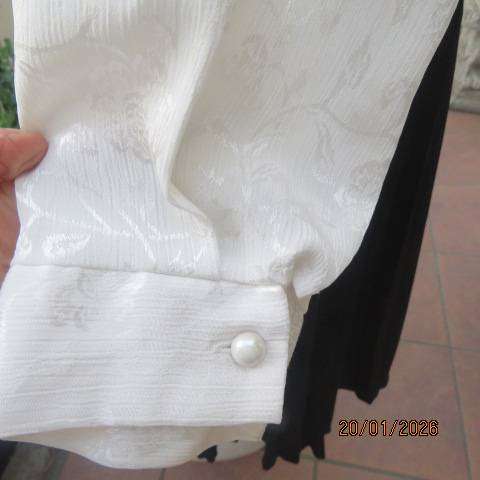 MERIEN HALL light cream crinkled floral embossed long sleeve polyester top. Size 40.