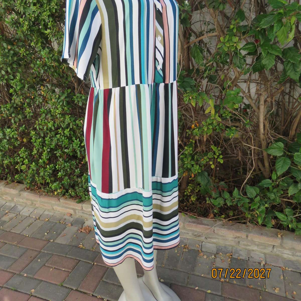 Vertical striped sheath dress in attractive colours. Four button opening. 100% viscose. Size 40
