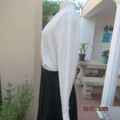 MERIEN HALL light cream crinkled floral embossed long sleeve polyester top. Size 40.