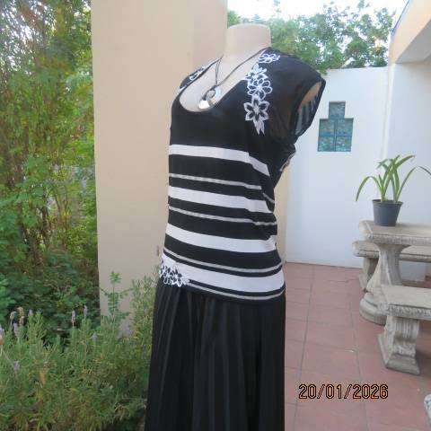 QUEENSPARK viscose-nylon blend black-white-silver striped top with floral decoration Size 38