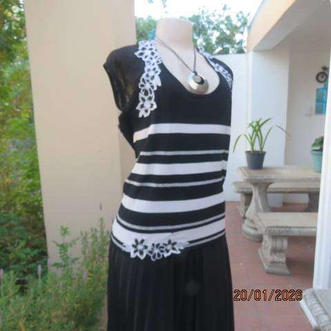 QUEENSPARK viscose-nylon blend black-white-silver striped top with floral decoration Size 38