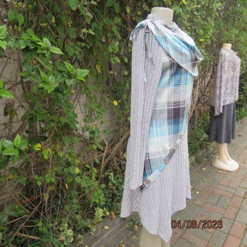 Silvergrey ribbed polyester high-low dress with check inlays and wide shoulder overlay size 36-38