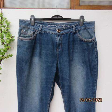 Donna Claire blue denim polycotton straight leg jeans with back and front pockets, size 44