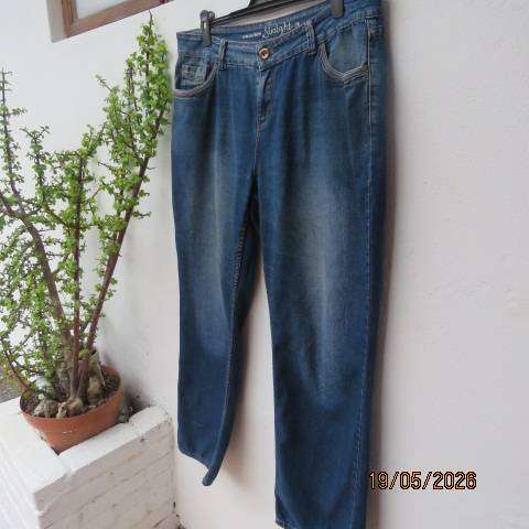 Donna Claire blue denim polycotton straight leg jeans with back and front pockets, size 44