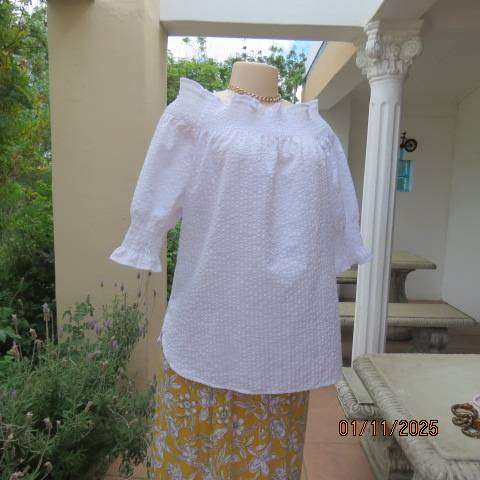 Very white bubble polycotton off the shoulder top size 40 with short sleeves.