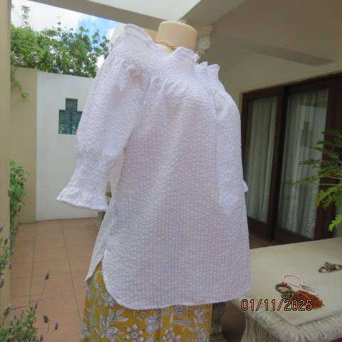 Very white bubble polycotton off the shoulder top size 40 with short sleeves.
