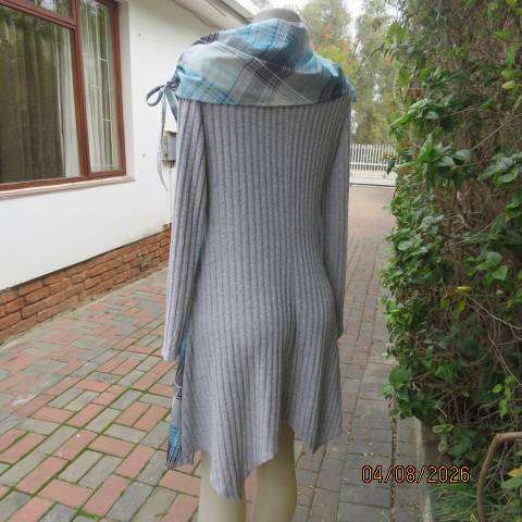 Silvergrey ribbed polyester high-low dress with check inlays and wide shoulder overlay size 36-38